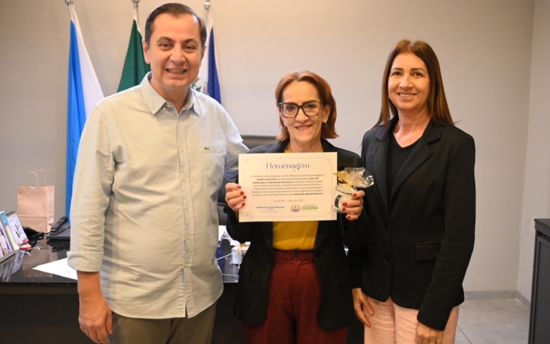 PREFEITO DE JARDIM E DIRETORA DO IPJ PRESTAM HOMENAGEM A SERVIDORES PELOS SERVIÇOS PRESTADOS